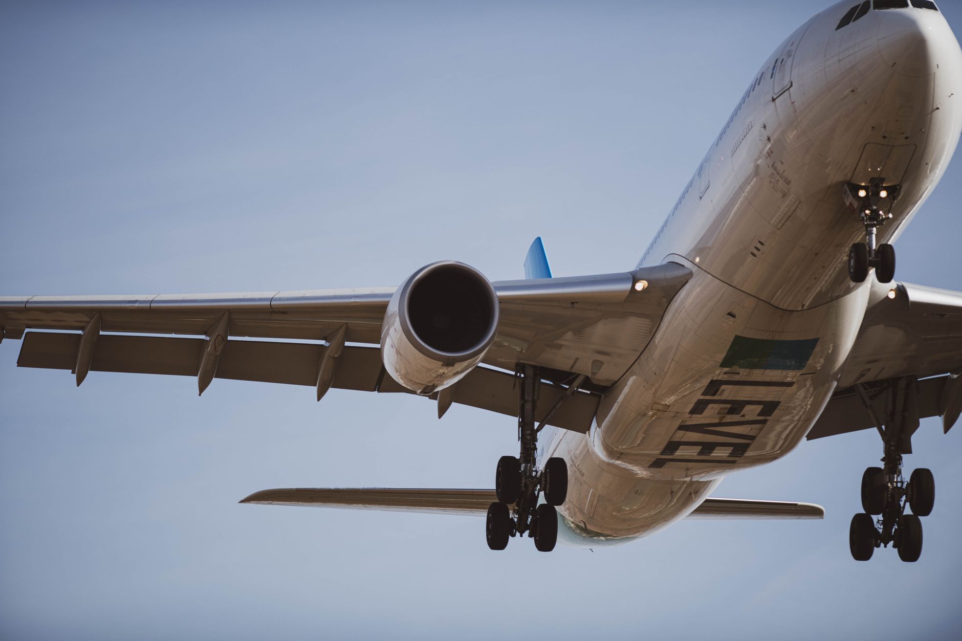 How Flight Monitoring Enhances Airport Transfer Reliability